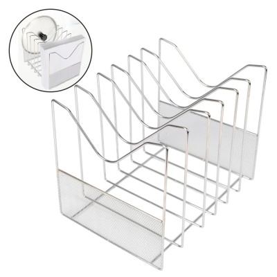 Organizador de panelas de aço inoxidável cromado com divisórias curvas e base em malha metálica.
