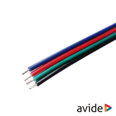 Quatro cabos eléctricos coloridos com pontas expostas