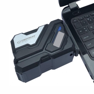 Carregador portátil preto e cinzento com ecrã digital ligado a portátil