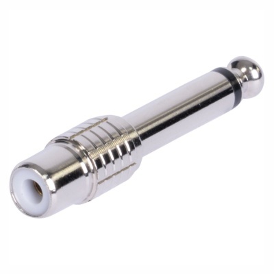 Plugue adaptador de metal prateado com isolamento branco na entrada