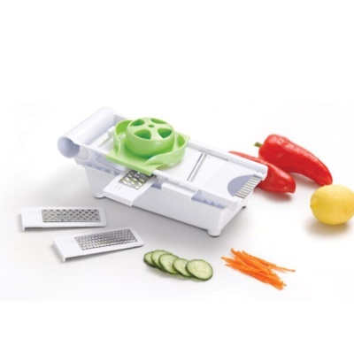 Mandolim de cozinha branco e verde com lâminas substituíveis e legumes fatiados