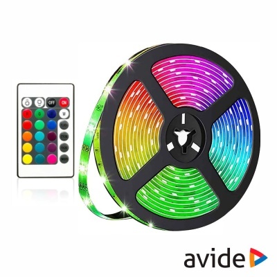 Fita LED colorida numa bobina preta com telecomando branco ao lado