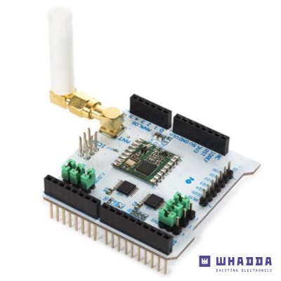 Placa eletrónica branca com antena e diversos componentes