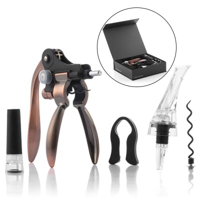 Conjunto abridor de vinho com acessórios diversos em fundo branco