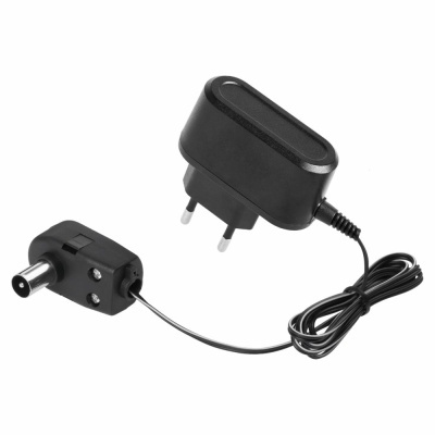 Transformador de energia preto com cabo e conector adaptador em fundo branco