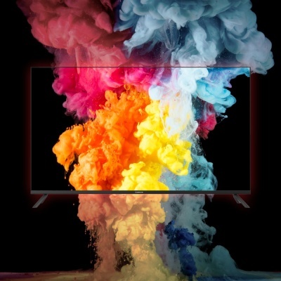 Televisor preto com ecrã colorido e suporte nas extremidades