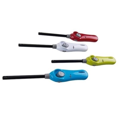 Quatro isqueiros de cores diferentes para uso doméstico