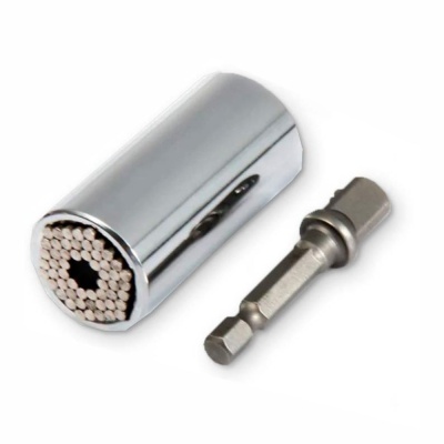 Soquete universal cromado e acessório hexagonal em fundo branco