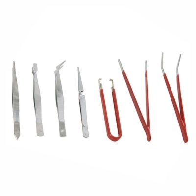 Sete pinças metálicas de diferentes formas, algumas com cabo vermelho.