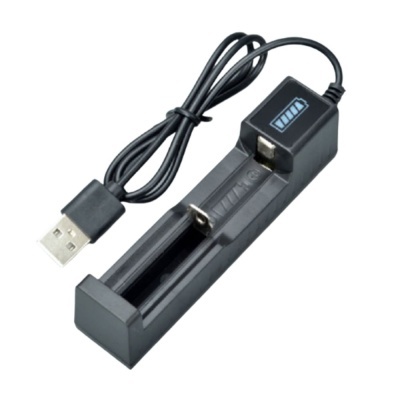 Carregador de pilhas preto com cabo USB e indicador de bateria azul