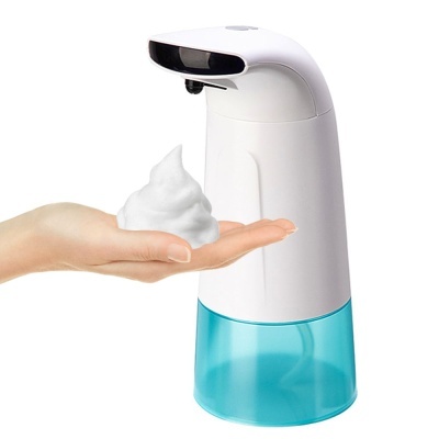 Dispenser automático de espuma branca com base azul translúcida e mão segurando espuma