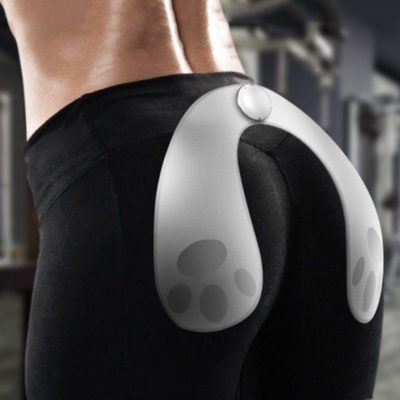 Dispositivo massageador branco na cintura de pessoa com calças pretas