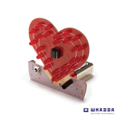 Placa eletrónica vermelha em forma de coração com LEDs sobre base electronic