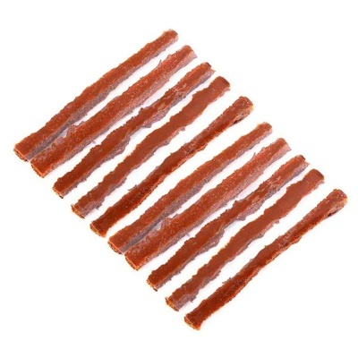 Dez tiras finas de carne seca castanho-avermelhada em fundo branco