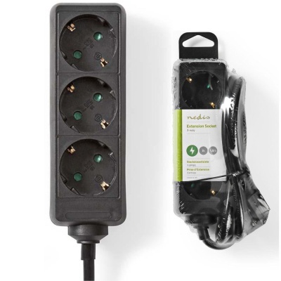 Fita prolongadora preta de três tomadas com embalagem plástica transparente e etiqueta verde e branca