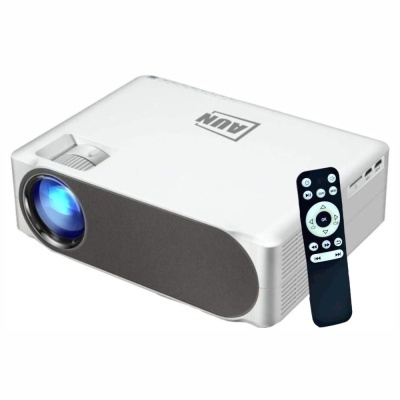 Projetor branco com lente azul e comando remoto preto