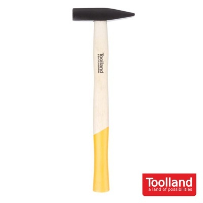 Martelo com cabo em madeira com ponta amarela e cabeça preta