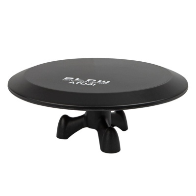 Prato giratório preto com base de três pés curvos e texto branco na superfície