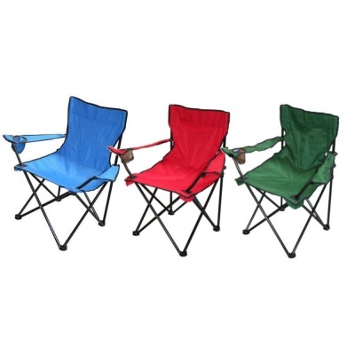 Três cadeiras dobráveis de tecido em azul, vermelho e verde com estrutura metálica preta