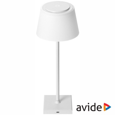 Candeeiro de mesa branco com cúpula e base quadrada