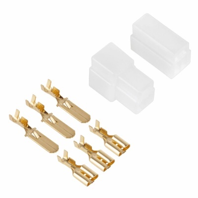 Conectores elétricos dourados com terminais e carcaças de plástico branco translúcido
