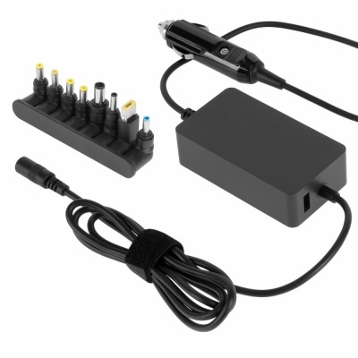 Carregador de automóvel preto com múltiplos adaptadores de ponta