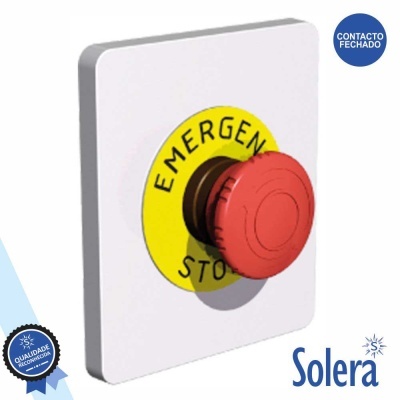 Botão de emergência vermelho com texto EMERGENCY STOP em painel branco