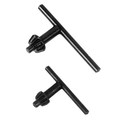 Duas chaves de mandril pretas de metal sobre fundo branco