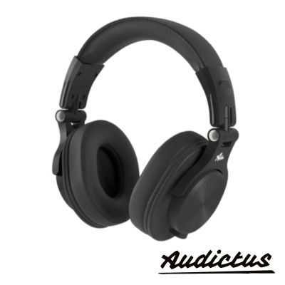 Auriculares over-ear pretos com almofadas acolchoadas e logo Audictus