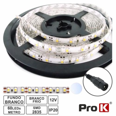 Fita LED flexível branca fria enrolada num carretel preto com etiquetas informativas e conector preto