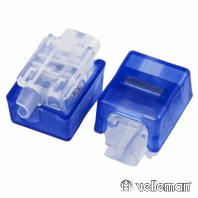 Conectores plásticos transparentes e azuis para cabos sobre fundo branco