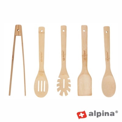 conjunto de 5 utensílios de cozinha de madeira clara com a marca Alpina em fundo branco