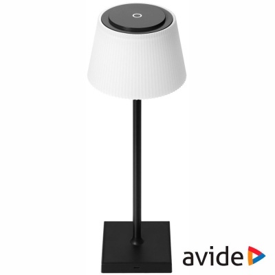 Candeeiro de mesa com base quadrada preta e cúpula branca canelada