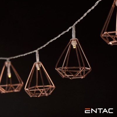 Cordão de luzes com candeeiros metálicos cobre em fundo preto