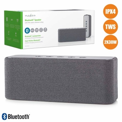 Coluna Bluetooth cinza com malha têxtil frontal e embalagem com texto e ícones laranja