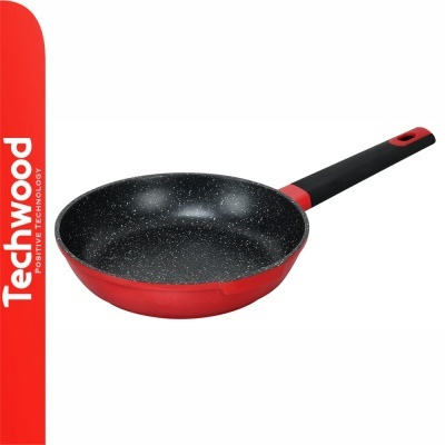 Frigideira vermelha com interior antiaderente preto com manchas brancas e pega preta e vermelha