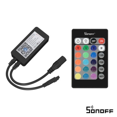 Controle remoto Sonoff com botões coloridos e dispositivo com etiqueta e código QR