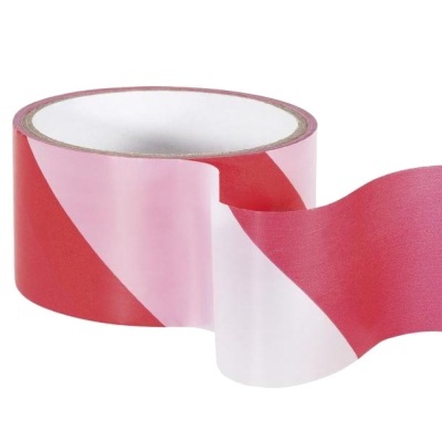 Rolo de fita adesiva vermelha e branca com padrão diagonal