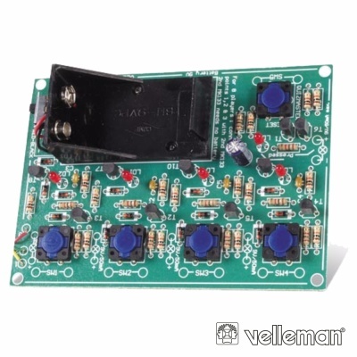 Placa eletrónica verde com componentes e suporte para pilhas