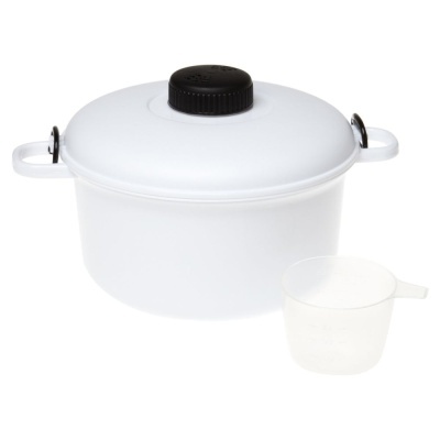 Caçarola branca com tampa preta e medida de plástico translúcida