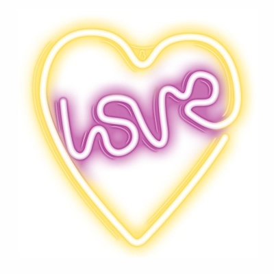 Neon amarelo em forma de coração com palavra 'love' em luz rosa
