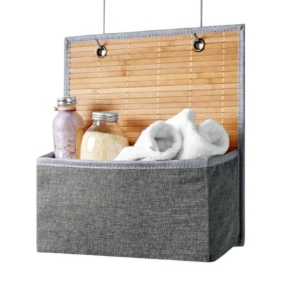 Organizador de parede cinza com tampa de bambu e frascos com toalhas enroladas