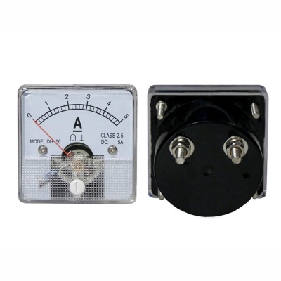 Amperímetro analógico quadrado com escala de 0 a 5 amperes e corpo preto