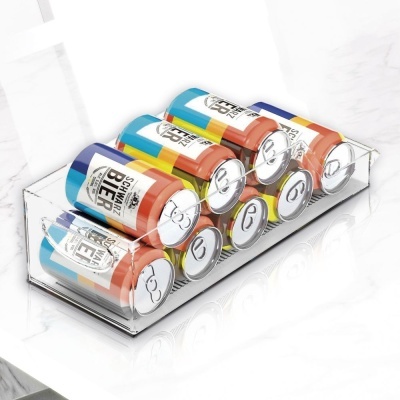 Porta latas transparente com oito latas coloridas organizadas em duas filas