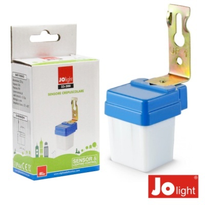 Sensor crepuscular Jo Light azul e branco com suporte metálico ao lado da embalagem da marca Jo Light