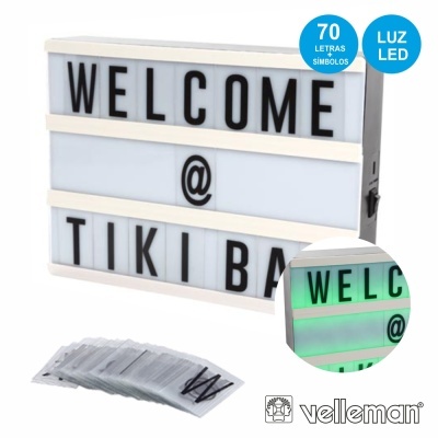 Quadro luminoso branco com letras pretas e texto 'WELCOME @ TIKI BA' e luz LED