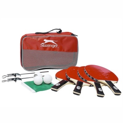 Conjunto ténis de mesa com raquetes vermelhas, bolas brancas, rede verde e estojo Slazenger vermelho e cinza