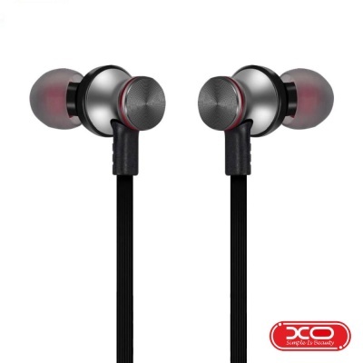 Auriculares intra-auriculares metálicos com cabo preto plano e ponteiras vermelhas