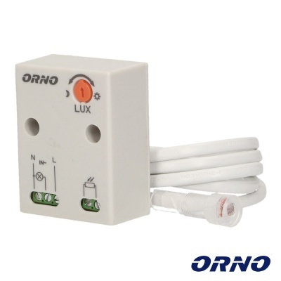 Sensor eletrônico branco ORNO com botão laranja marcado 1 LUX e fios conectados
