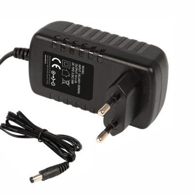 Carregador elétrico preto com ficha europeia e cabo com conector